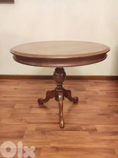 Walnut round table, beautiful finishing. (Revised Price)