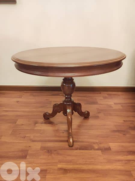 Walnut round table, beautiful finishing. (Revised Price) 0