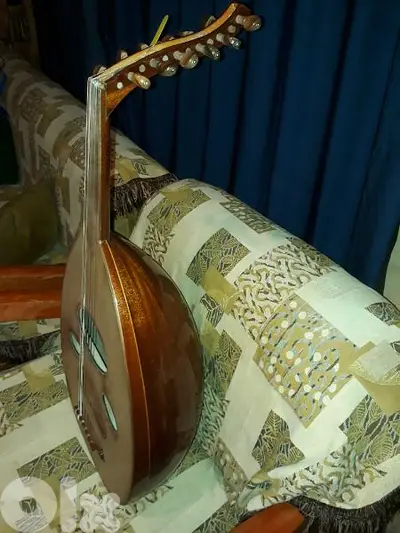 عود صناعة زرياب صوت رخيم قوي رنان خشب ورد  وسيدر:TEL: 03447626