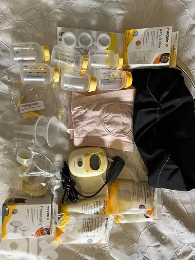 Medela Freestyle Mobile Double Electric Breast Pump with accessories