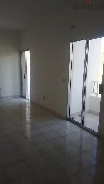 bouar البوار الخط البحري شقة ١ نوم 250$ نظيفة بدون فرش