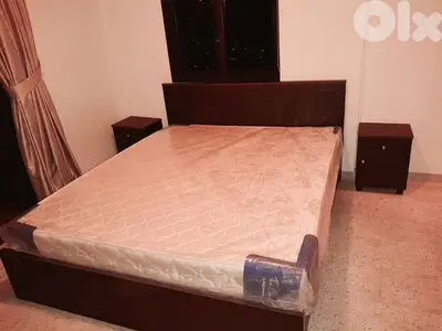 تخت مجوز مع كمدينة صغيرة شفنيرة مع مرايا