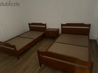 تختين مفرد ونص وكومود خشب ماسيف