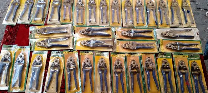 بانسات قطاعة وزلاطة بنفس الوقت جداد باقي عندي 30 حبة الكل ب 60$
