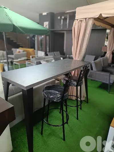 Bar with chairs. بار لاميكا مع كراسي