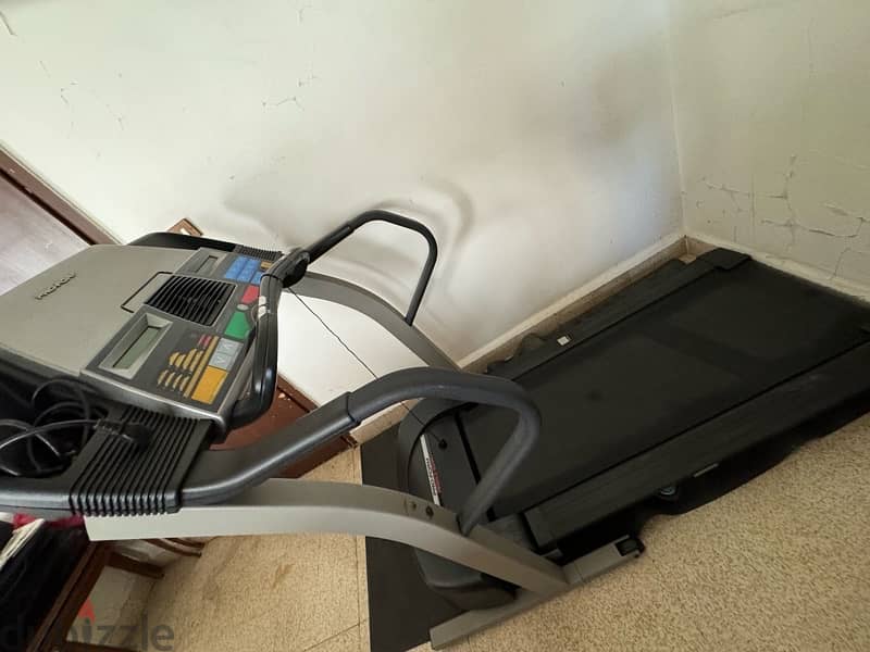 proform 490cx folding treadmill 0