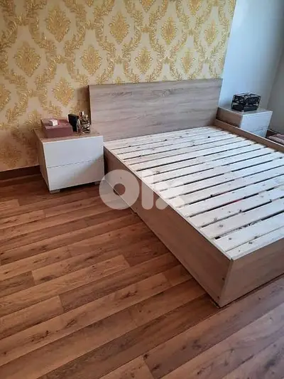 تخت مجوز مع مفرش خشب شوح مع 2 كومود جديدة من المعمل