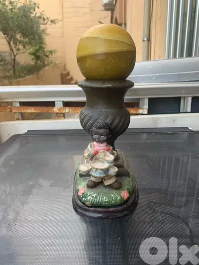 شمعدان من خشب مع شمعة