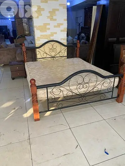 تخت مجوز خشب سميك وحديد سميك مع فرشة