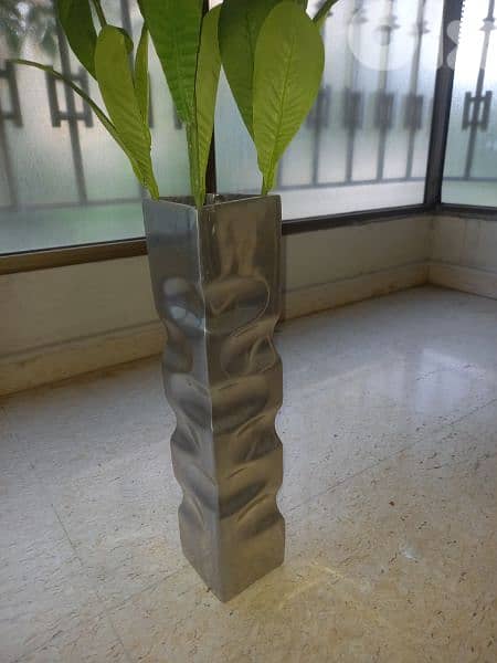 Silver pot with artificial flowers 1