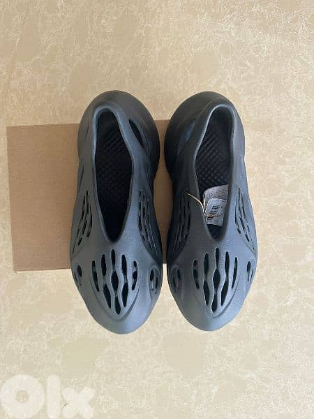 Yeezy Foam Runner Carbon 3