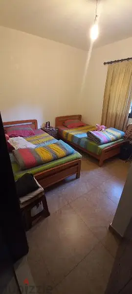 تختين مفرد ونص  خارقين مع  الفرش موجودين ببحمدون قبيع