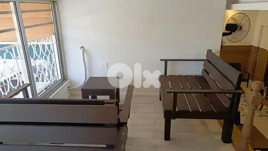 بانش عدد 2 مع طاولة صغيرة