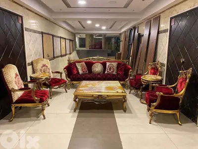 طقم كنبايات حفر خشب زان ملبس ورق دهب خمس قطع وطقم طاولات رخام