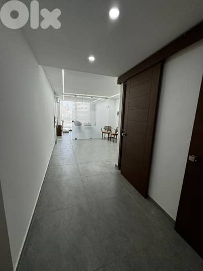 Prime location and great condition office for rent in Dekweneh