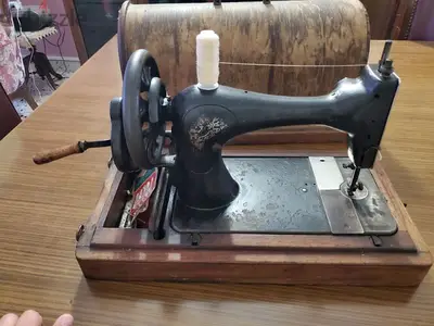 Antique Singer Hand Crank Sewing Machine Model 28K 1901 With Case