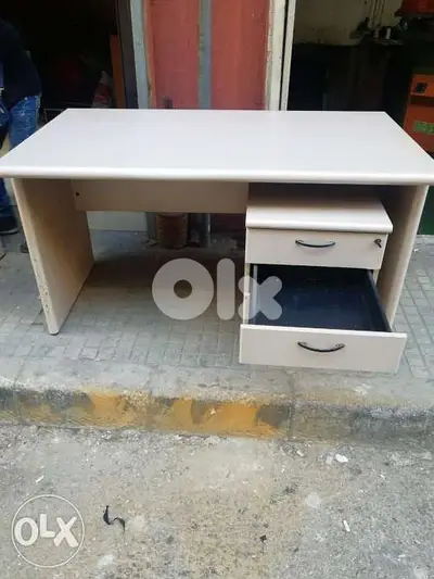مكتب مع لوح زجاج