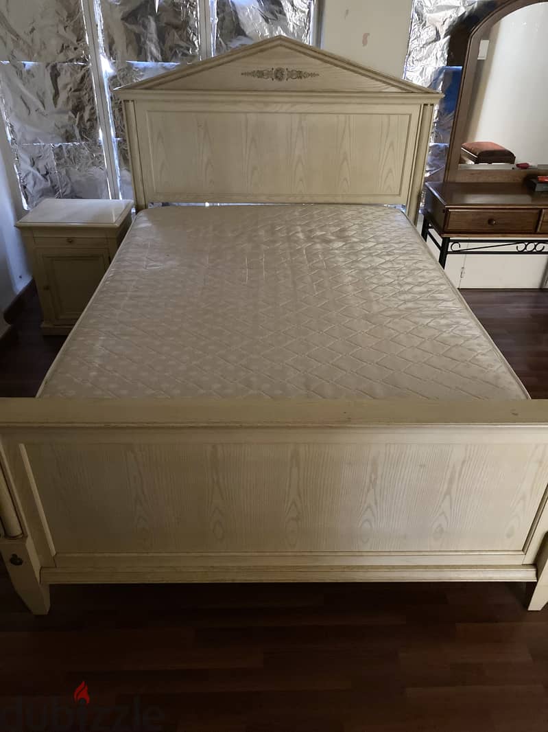 Queen-sized Bed 0