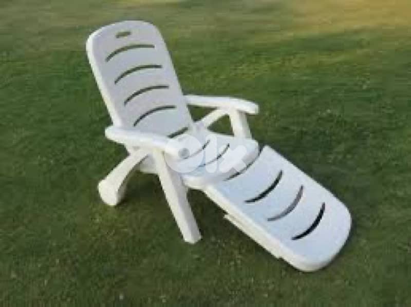 2 plastic arm chair + 1 plastic and fabric chair 0
