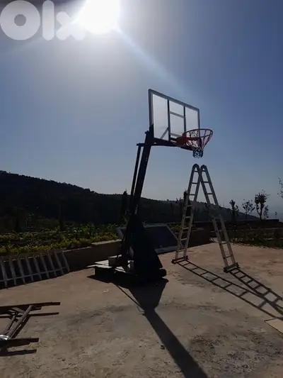 Basketball hoop with manivel