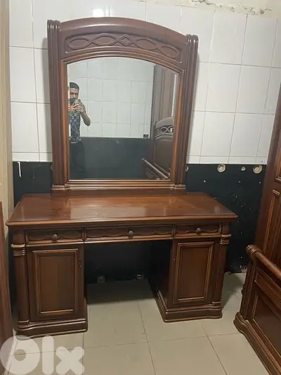 غرفة نوم ملكية مستعملة شبه جديدة