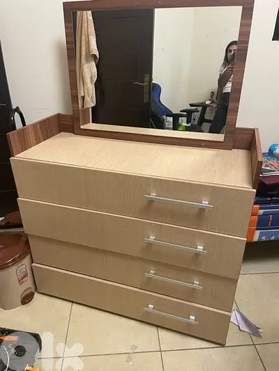 شفنيرة مع مراية مستعملة شبه جديدة