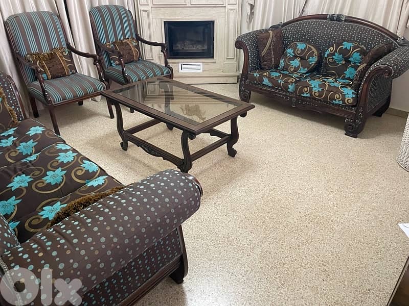 Living Room Sofas And Table 0
