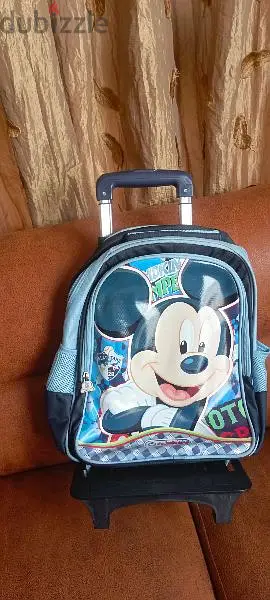 اي شنطة مدرسه ب 15$ والاثنان بحاله ممتازه