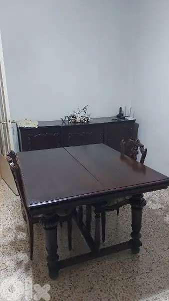 طاولة صفرة مع ٦ كراسي و دوروسوار