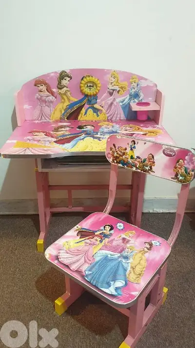 Kids girl desk and chair.