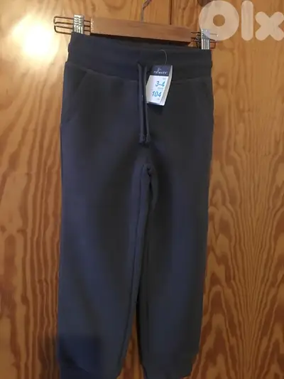 2 nouveaux survêtements 3-4 ans à 10$ les 2