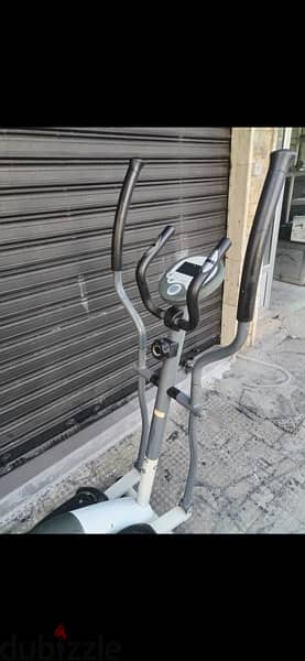 Elliptical machine like new holds up to 115kg for 170$ 3