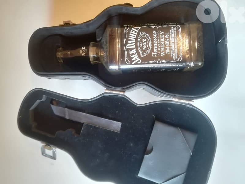 JACK DANIELS Limited edition collectable guitar case box and bottle 1