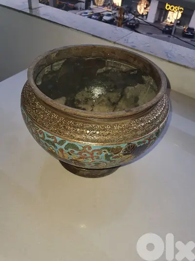 antique vase en laiton gravure avec du mina