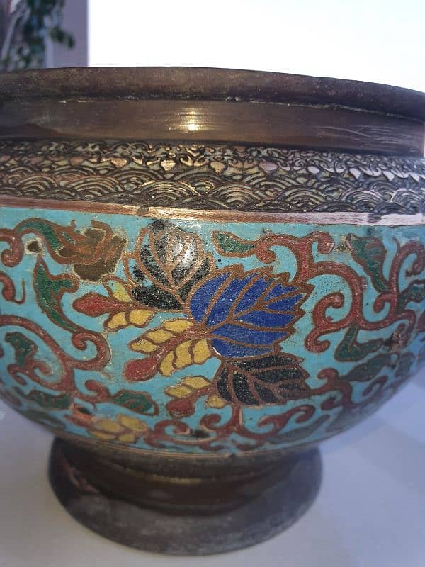 antique vase en laiton gravure avec du mina 3