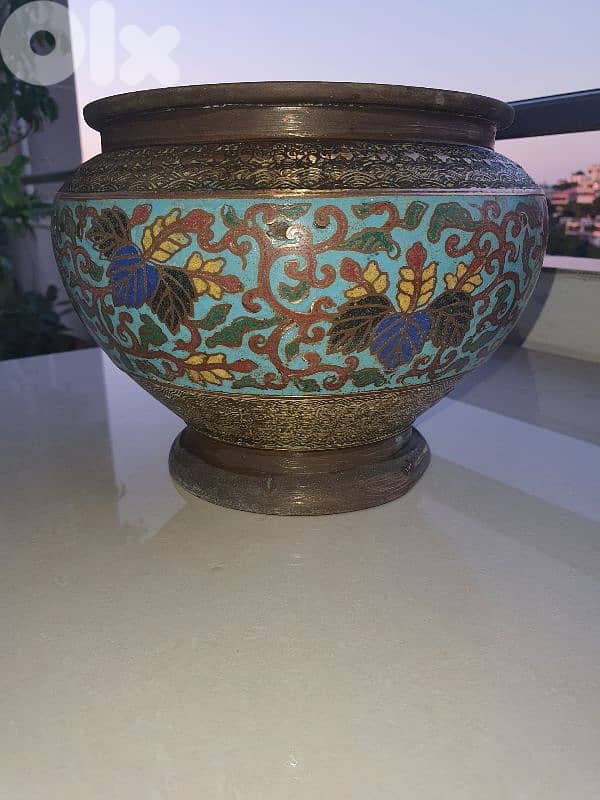 antique vase en laiton gravure avec du mina 6