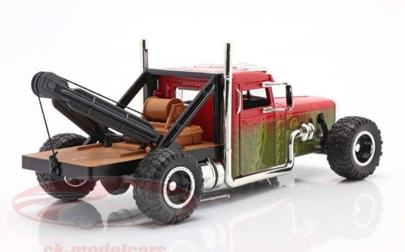 Peterbilt Truck (Movie Hobbs and Shaw)diecast car model 1;:24. 3