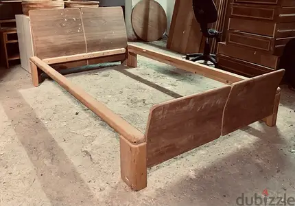 سرير خشب مسيف زين مع ضهر معاكس و ملبس قشر جوز