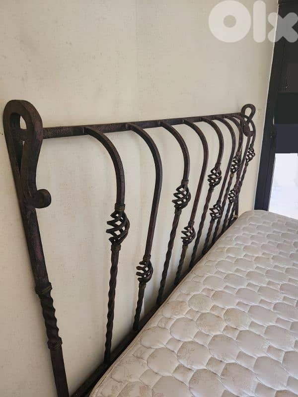 King size bed 0