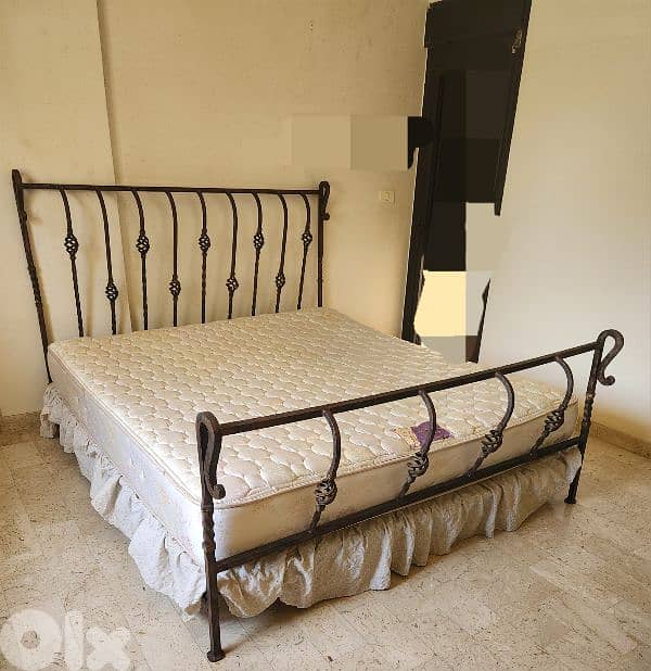 King size bed 1
