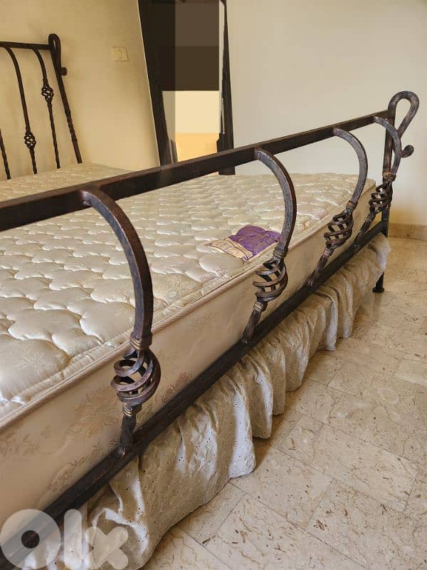 King size bed 2