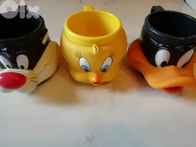 Warner brothers 1992 Looney tunes hard plastic mugs Daffy Tweety & si