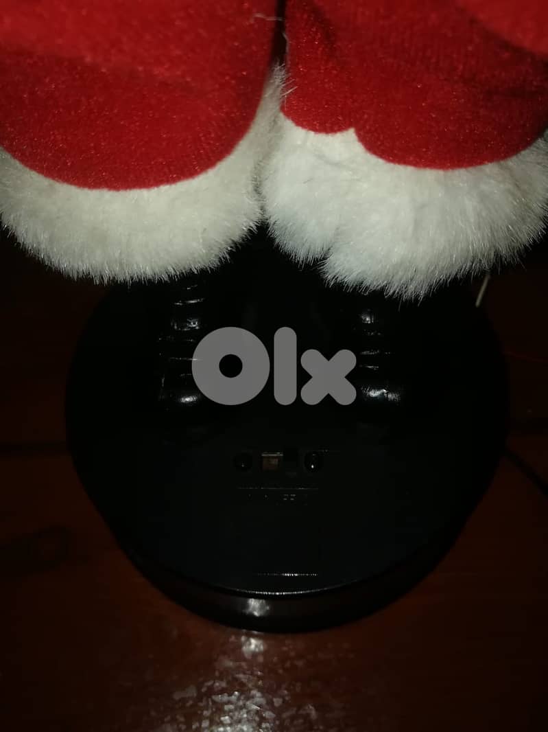 Animated Santa with music & light works on 2 D size batteries size 50 4