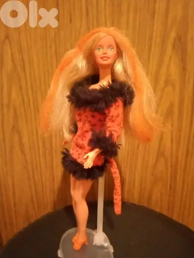 ENCHANTED HALLOWEEN Barbie 2000 Still Good doll bend legs=23$