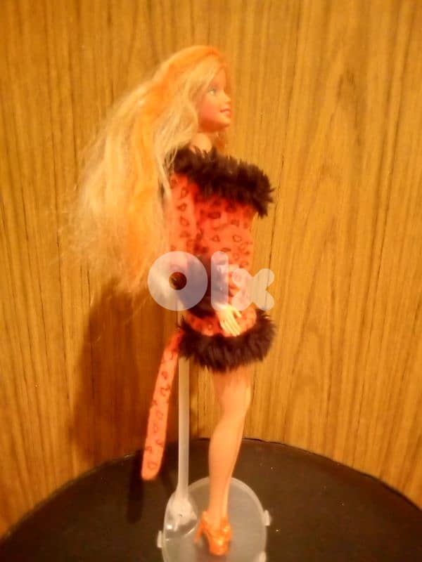 ENCHANTED HALLOWEEN Barbie 2000 Still Good doll bend legs=23$ 3
