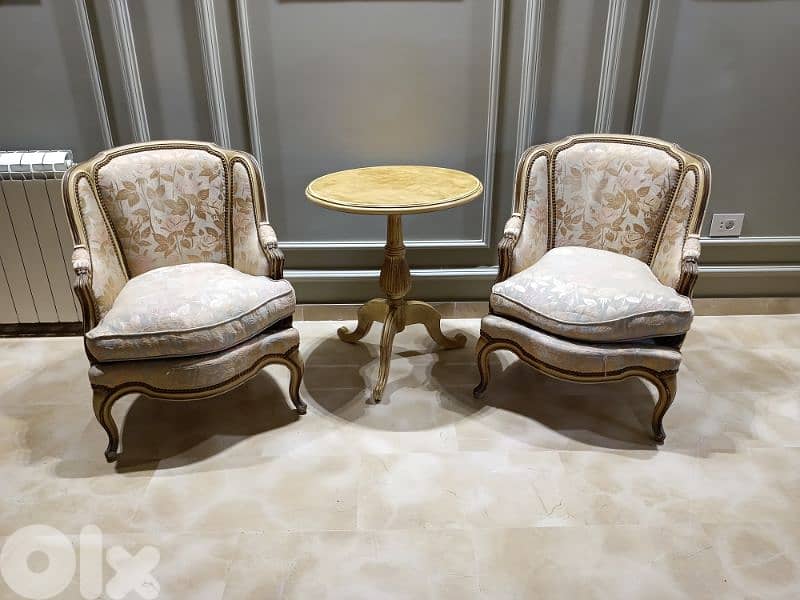 2 Vintage chairs without the table 0