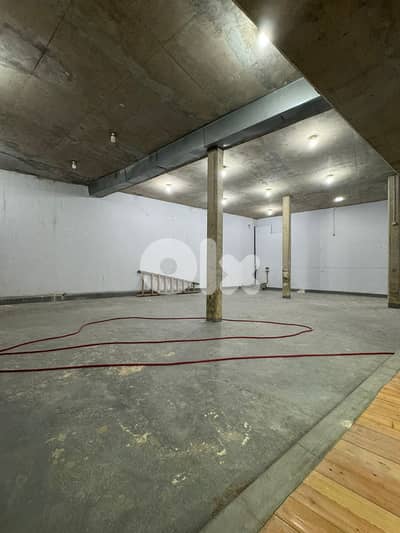 WAREHOUSE IN BAABDA PRIME DIRECTLY ON HIGHWAY (850Sq) , (BAR-215)