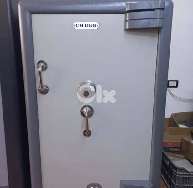 Chubb safe 1 ton made in england and jewelery machines 1