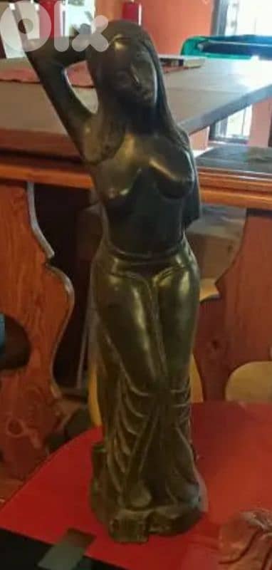 woman statue 0