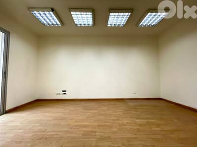 RAO26-4833 Office 100m2 for rent in Gemmayzeh, $ 800 cash